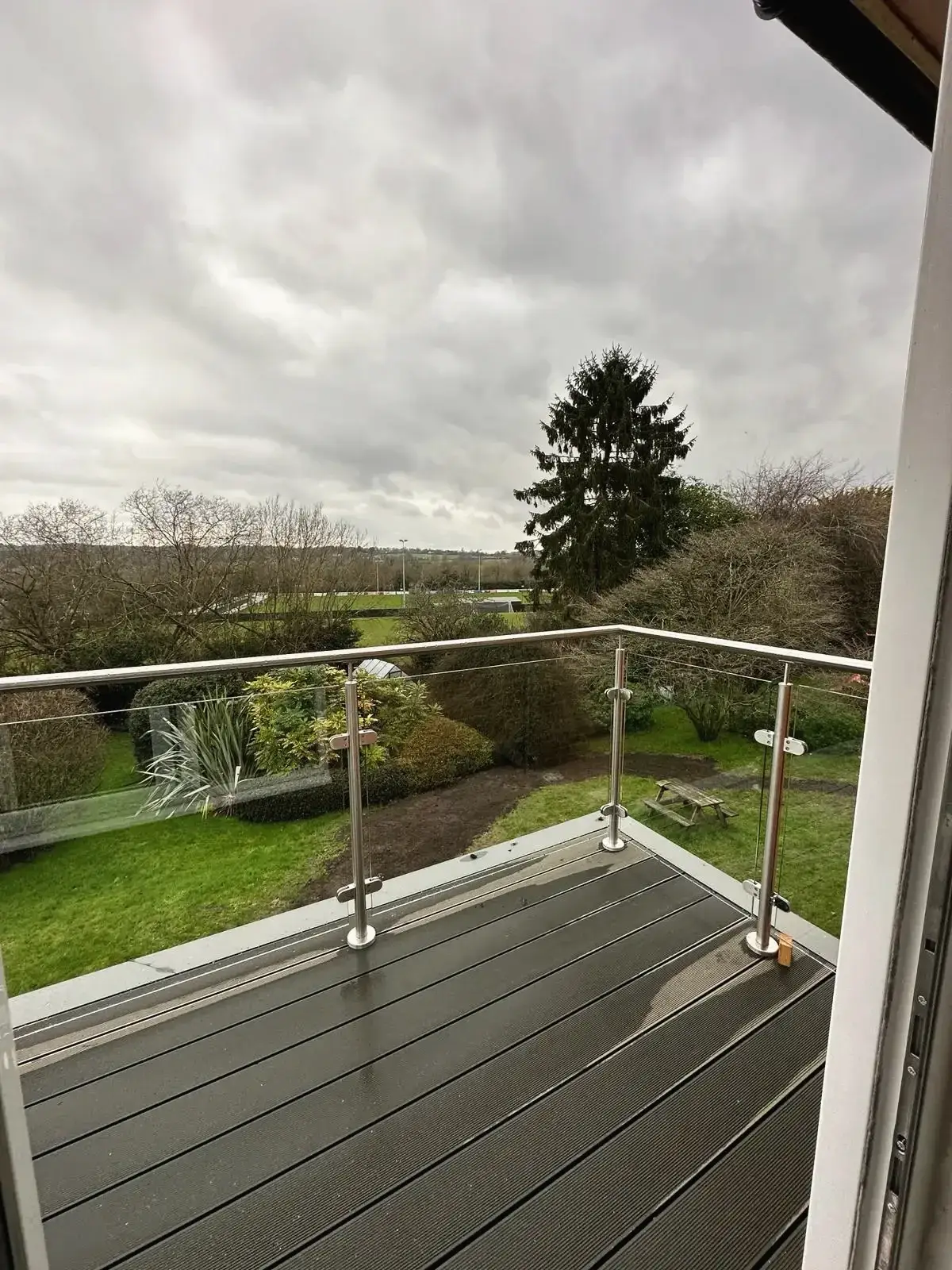 Balcony glass balustrade installation
