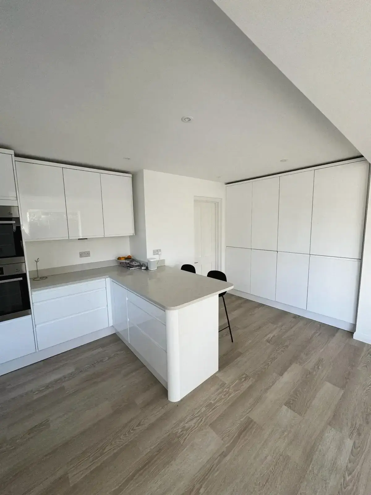 Kitchen design with quartz countertop and bar stools